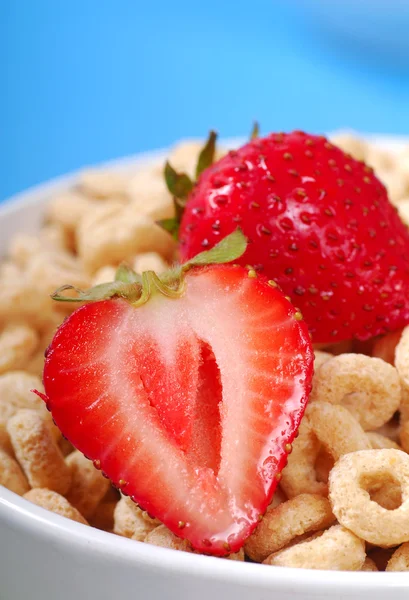 Bowl of oat cereal with strawberries — Stock Photo, Image