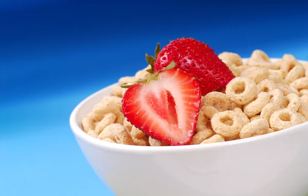 Oat cereal with strawberries — Stock Photo, Image