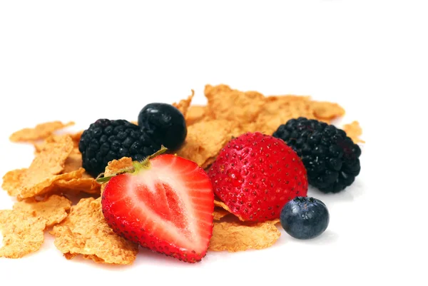 Cereali di crusca con mirtilli, fragole e more — Foto Stock