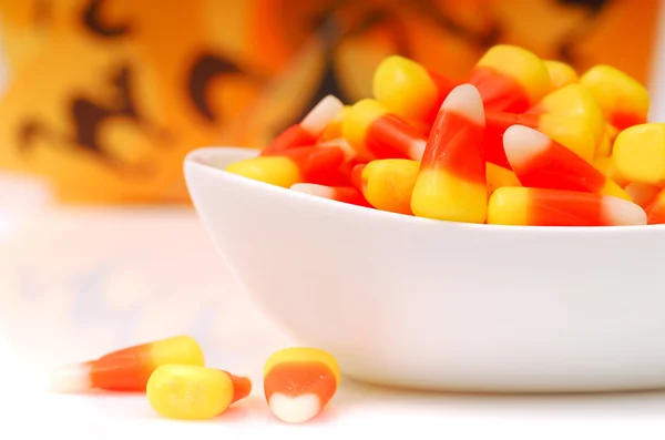 Хеллоуїн цукерки кукурудзи в мисці — стокове фото