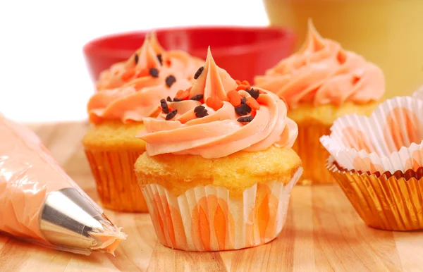 Halloween cupcakes being frosted — Stock Photo, Image