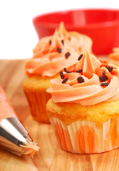 Halloween cupcakes being frosted — Stock Photo, Image