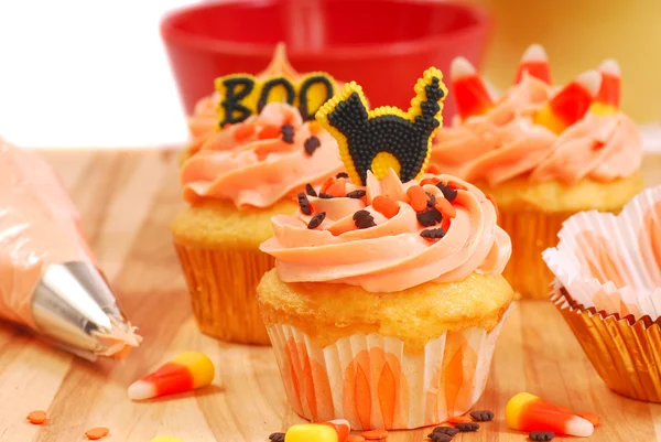 Cupcakes de Halloween siendo escarchado — Foto de Stock