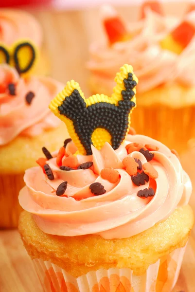 Halloween cupcakes wordt frosted — Stockfoto