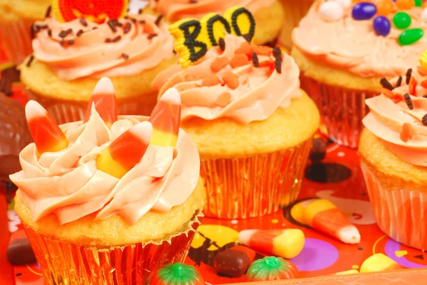 Halloween cupcakes op een dienblad — Stockfoto