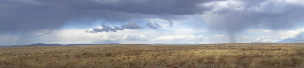 Nuvens de tempestade se reunindo sobre a Rota 66 no Arizona — Fotografia de Stock