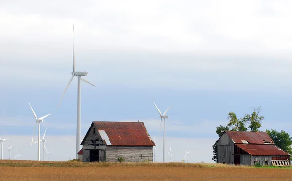 Windfarm arazi üzerinde — Stok fotoğraf