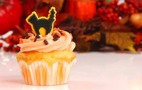 Cupcake di Halloween con fogliame autunnale — Foto Stock