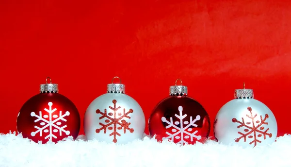 Kerst ornamenten op sneeuw — Stockfoto