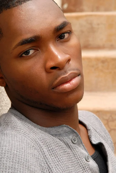 Ung afroamerikansk man med sorgligt uttryck — Stockfoto