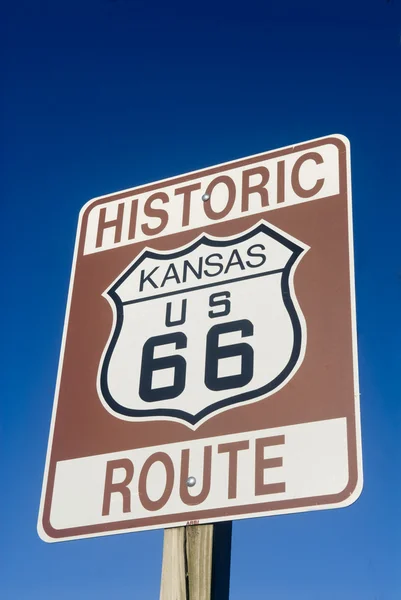 캔자스주의 역사적 인 루트 66 번 표지판 — 스톡 사진