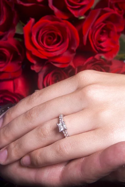 Mąż i żona ręce Wyświetlono pierścionek zaręczynowy — Zdjęcie stockowe