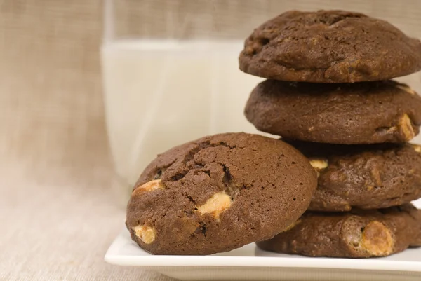 Biscoitos de chocolate triplo com leite — Fotografia de Stock