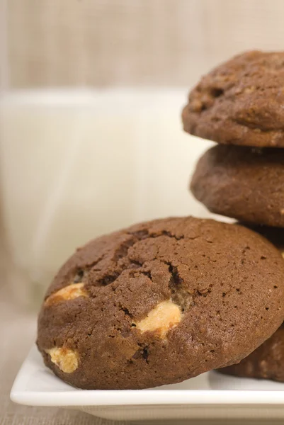 Triple Chocolate Chip Cookies mit Milch — Stockfoto