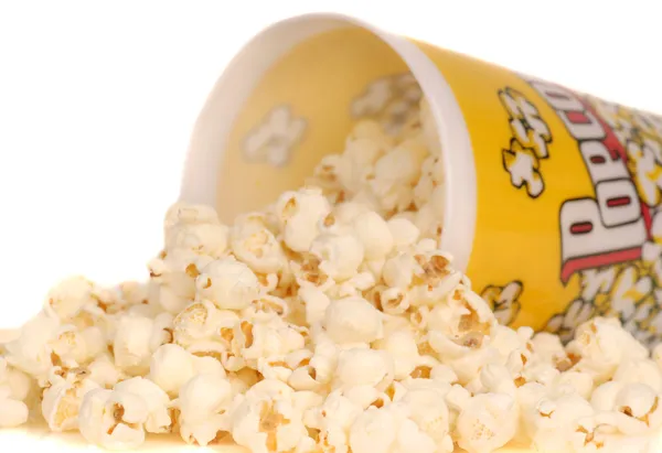 Container van popcorn met popcorn morsen uit — Stockfoto