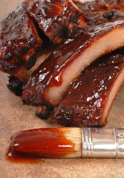 Delicious BBQ ribs with tangy sauce — Stock Photo, Image