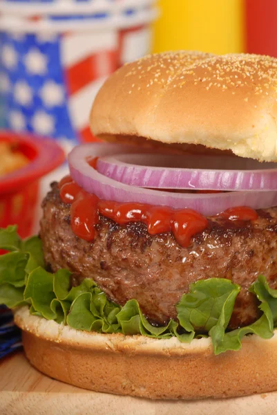 Hamburger in een 4e van juli tot vaststelling Rechtenvrije Stockfoto's