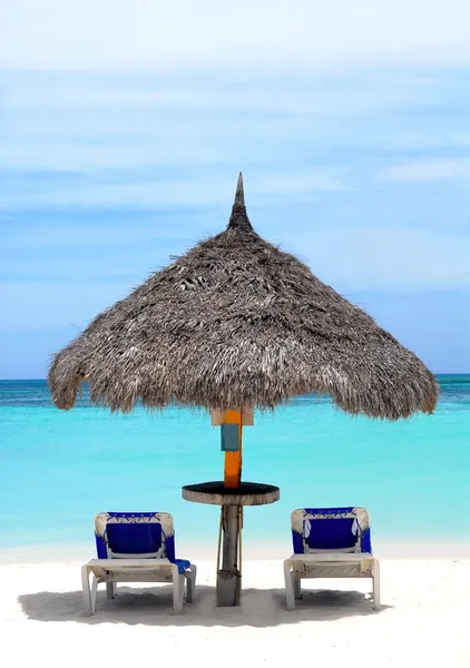 Cabaña de paja en un tramo de playa en Aruba — Foto de Stock