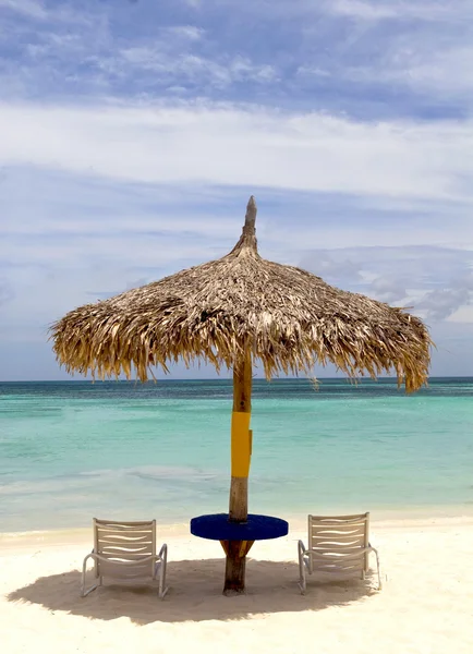 Thatched hut on a stretch of beach in Aruba — Stock Photo, Image