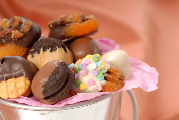 The bucket houden een verscheidenheid van overdekte chocolade snoepjes en — Stockfoto