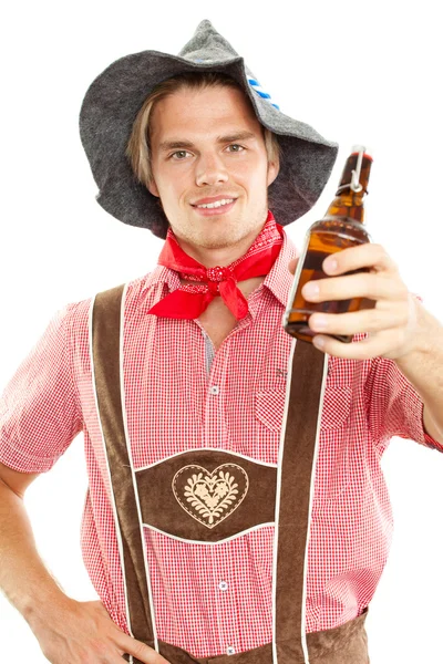 Счастливый человек с пивом на октябрьском празднике — стоковое фото