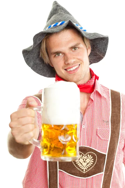 ビールと満足の笑みを浮かべて男 — ストック写真