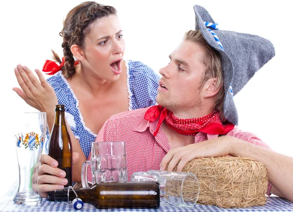 Homem bêbado com sua esposa em vestidos tradicionais — Fotografia de Stock
