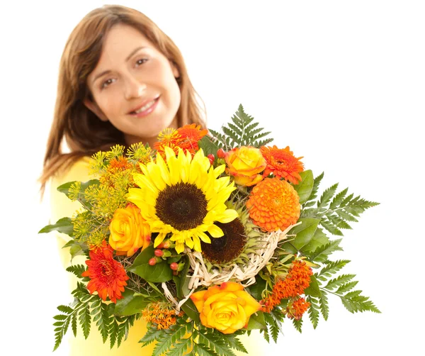 Jonge vrouw met bloemen — Stockfoto