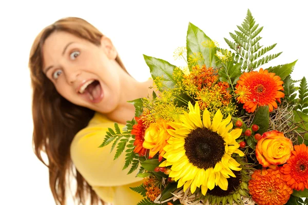 Mujer joven sosteniendo flores en la cámara — Foto de Stock