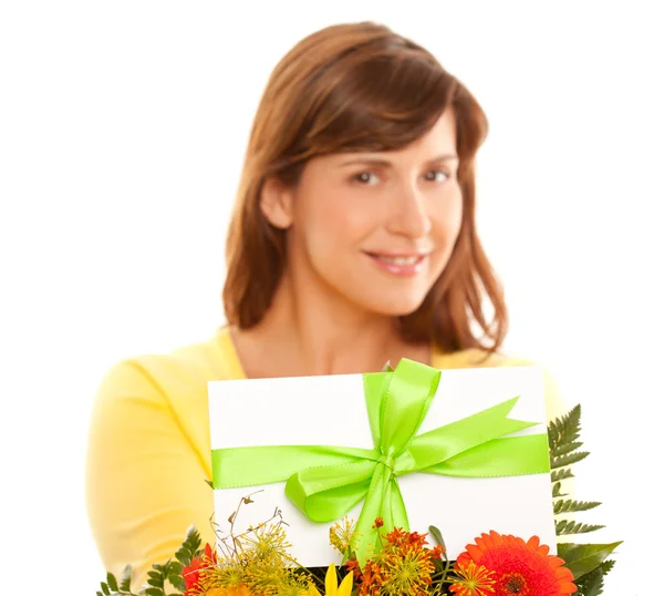 Schöne junge Frau mit Blumen. — Stockfoto
