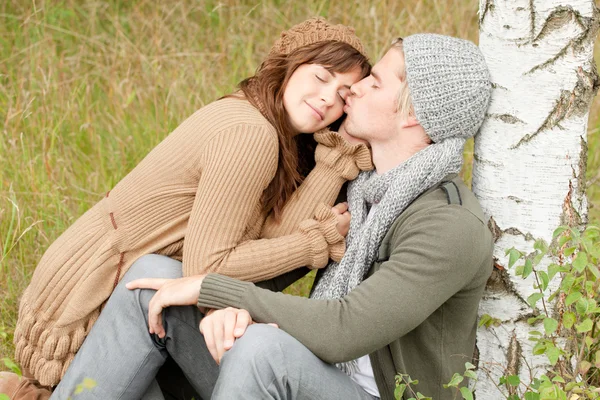 Mężczyzna całuje jego dziewczyna — Zdjęcie stockowe