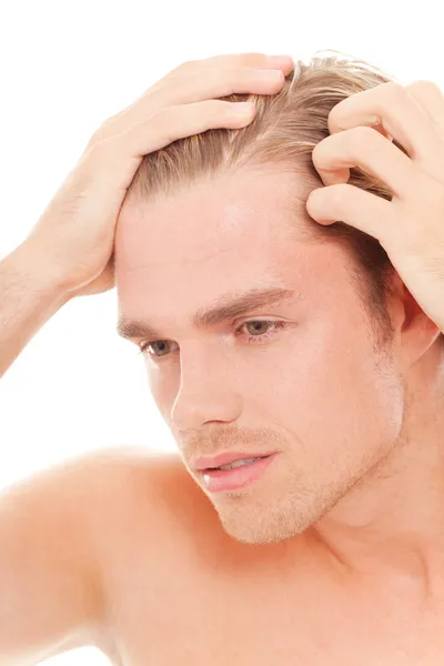 Мужчина заботится о своих волосах — стоковое фото