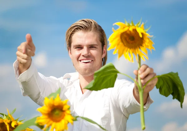 Blonder Mann Sonnenblumenhimmel Feld — Stockfoto