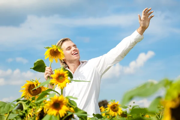 Людина щаслива з соняшником — стокове фото