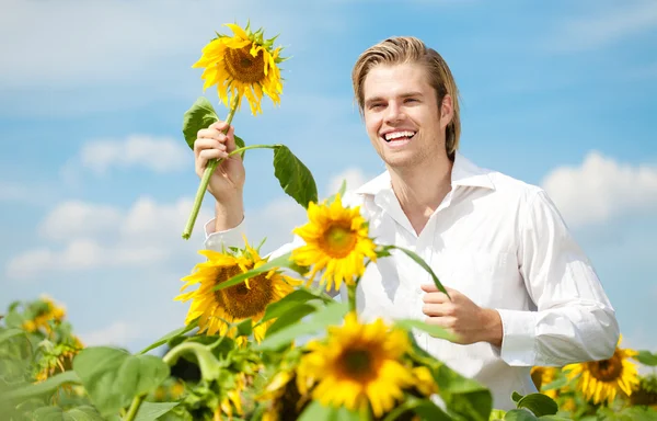 Man running in sunflower field — Stock Photo, Image