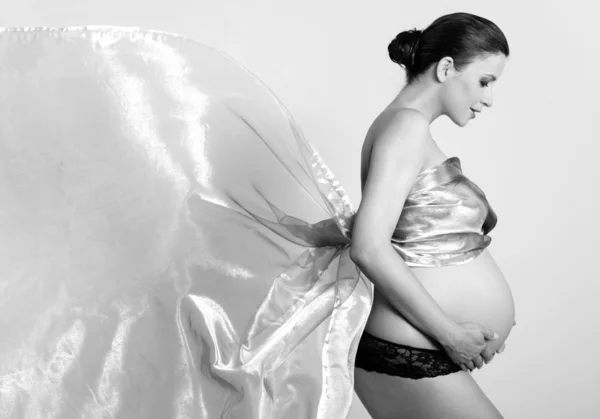 Em mulher grávida com seda — Fotografia de Stock