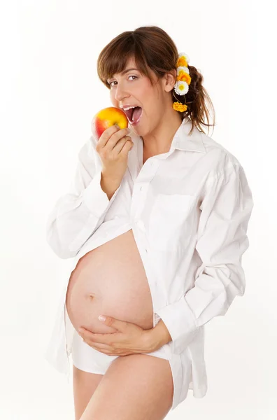 Mulher grávida comendo uma maçã — Fotografia de Stock