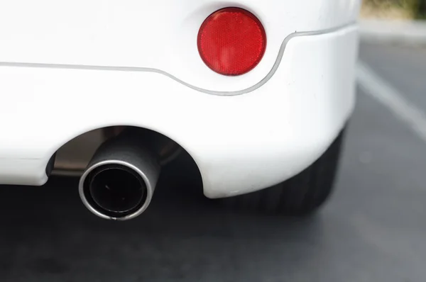 Tubo de escape de um carro branco — Fotografia de Stock