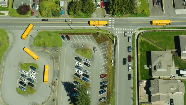 Perspectiva aérea abstrata dos autocarros escolares — Fotografia de Stock