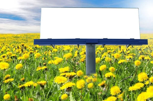 Большой билборд в поле — стоковое фото
