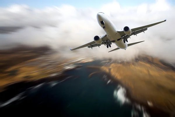 Самолет над взлетно-посадочной полосой — стоковое фото