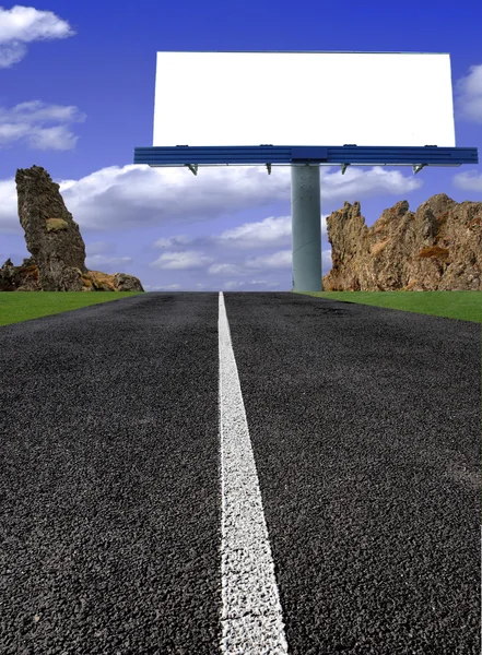 Yolda büyük boş billboard — Stok fotoğraf