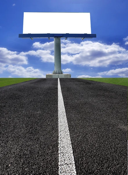 Yolda büyük boş billboard — Stok fotoğraf