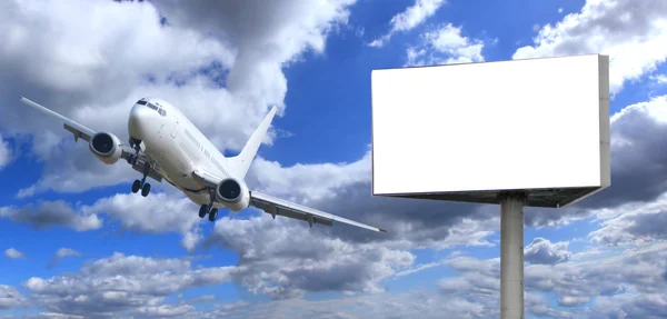 Avião com cartaz em branco, viagem ecastigo — Fotografia de Stock