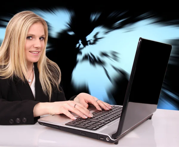 Joven mujer rubia atractiva escribiendo en el ordenador portátil —  Fotos de Stock
