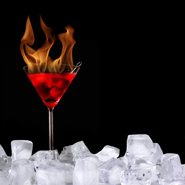 Bevanda alcolica bruciante con cubetti di ghiaccio — Foto Stock
