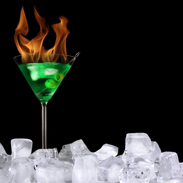 Verbrennung alkoholischer Getränke mit Eiswürfeln — Stockfoto