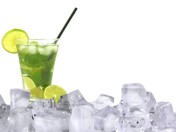 Bebida mojito con cubitos de hielo —  Fotos de Stock