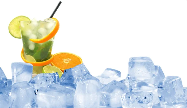 Buz küpleri ile taze yaz kokteylleri — Stok fotoğraf
