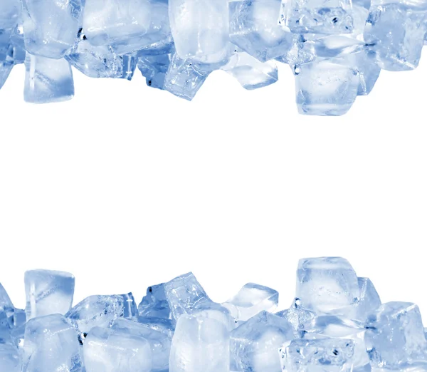Cubos de gelo isolados sobre fundo branco — Fotografia de Stock